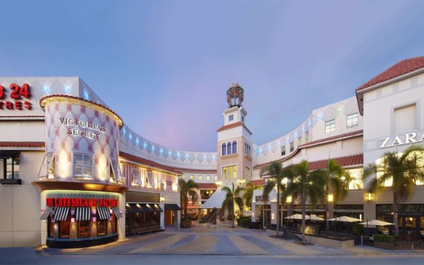 Aventura Mall's Cheesecake Factory and Victoria Secret