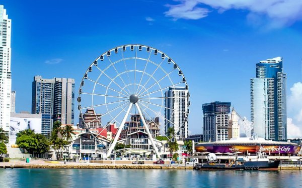 Bayside Marketplace and Skyviews ferris wheel by the water